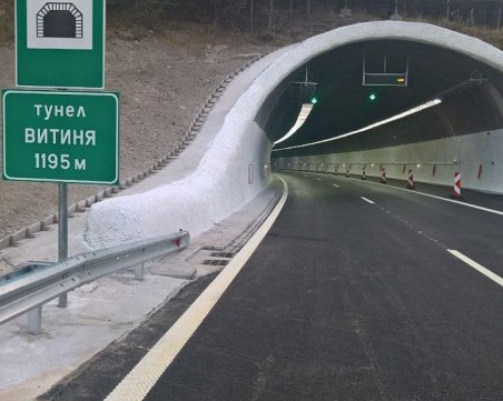 Кола на газ се запали в тунел 