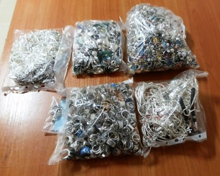 Над 3 кг контрабандни златни и сребърни накити задържаха на 