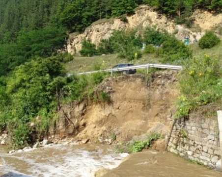 Пороен дъжд срути част от пътя Велинград - Якоруда