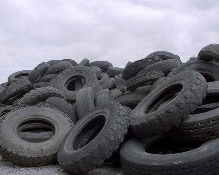 Премахват незаконно сметище със стари гуми край Войводиново