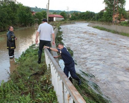 Силен порой наводни къщи и нанесе щети в Бургаско