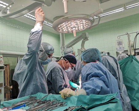 Задължават лекарите с платена от държавата специализация да работят 3 години у нас