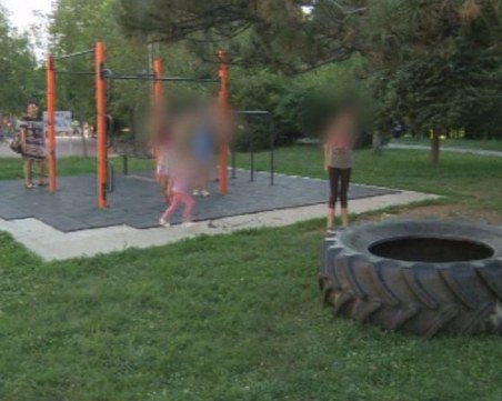 Затиснатото от гума дете на фитнес площадка се възстановява