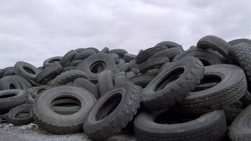 Премахват незаконно сметище със стари гуми край Войводиново