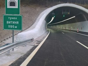 Кола на газ се запали в тунел