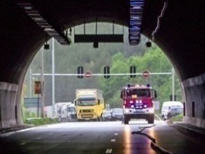 Над 10 коли са блокирани в тунел „Витиния