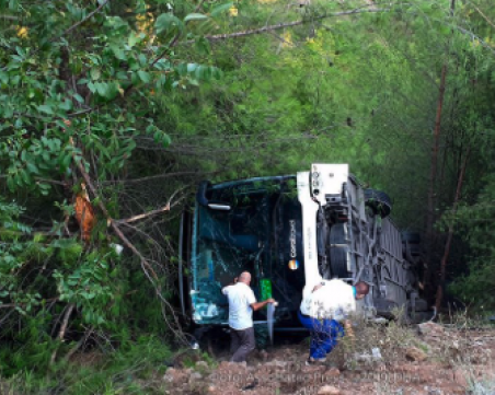 Автобус с туристи се обърна в Анталия, има пострадали