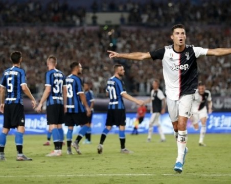 Де Лихт се вкара автогол, но Роналдо и Буфон спасиха Ювентус срещу Интер