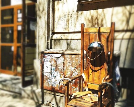 Електрически стол обикаля София, появи се и пред НАП?!