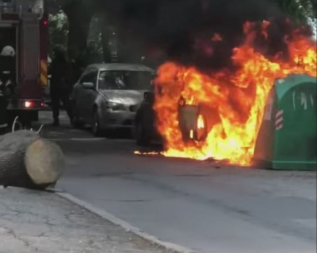 Горящ контейнер запали кола в столицата, огнеборци гасят пламъците