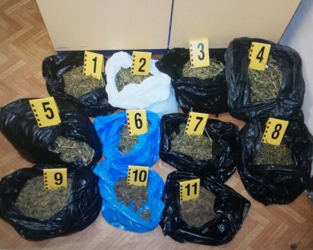 Откриха кофи, пълни с марихуана в къща край Пещера