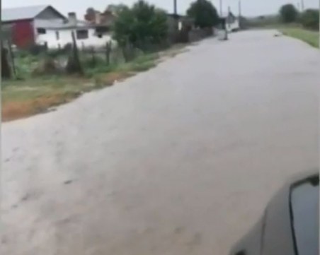 Река преля след бурята в Бургаско, има наводнени къщи