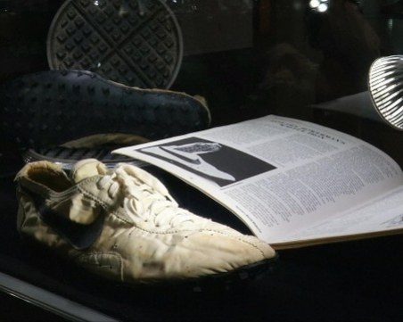 Рекорд: Продадоха на търг чифт маратонки за 437 000 долара