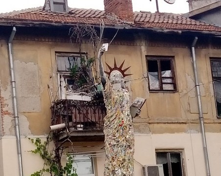 Статуята на суетата краси столицата, направена е изцяло от боклук