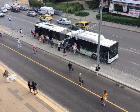 Хаос в градския транспорт: Столичани прескачат огради, шофьорът изпуснал спирката