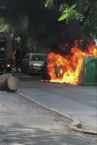 Горящ контейнер запали кола в столицата, огнеборци гасят пламъците