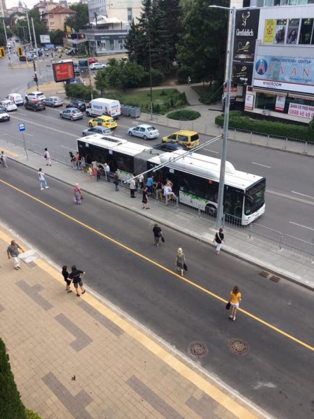 Хаос в градския транспорт: Столичани прескачат огради, шофьорът изпуснал спирката