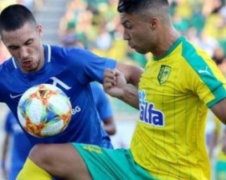 10 от Левски паднаха лошо в Ларнака след скандален червен картон