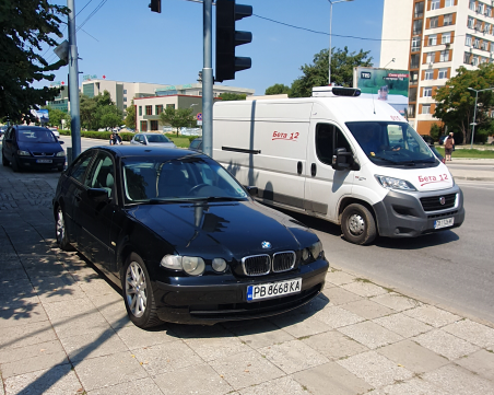 Автомобил запуши тротоара на възлово кръстовище край пловдивски мол