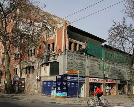 Багери влизат в тютюневия склад на Сточна гара, сриват го със земята