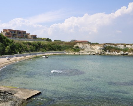 Деца откриха човешки кости на плаж в Китен