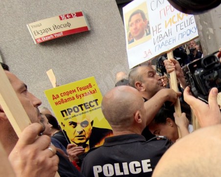 Два протеста пред ВСС - единият срещу номинацията на Гешев за главен прокурор, вторият - в негова подкрепа