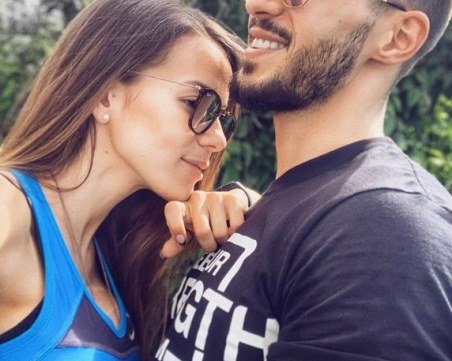 Гаджето на Наум Шопов се похвали с бременното си коремче