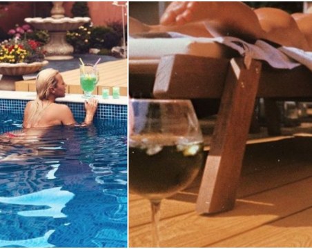 Камелия плажува чисто гола, нагорещи мрежата