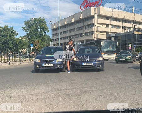Катастрофа затрудни движението на кръговото на Водната палата в Пловдив
