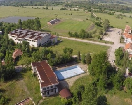 Край на СПА комплекса в Баня! Скандалният имот е пуснат на търг след 12 години под ключ