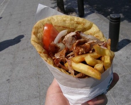 Младеж се натрови с дюнер, купен от плажа на Варна