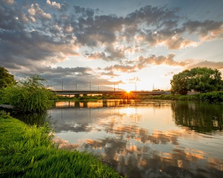 Сал с артисти плава по Марица