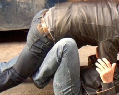 Свада в Капана: Хулиган нападна полицай, счупи антената на патрулката