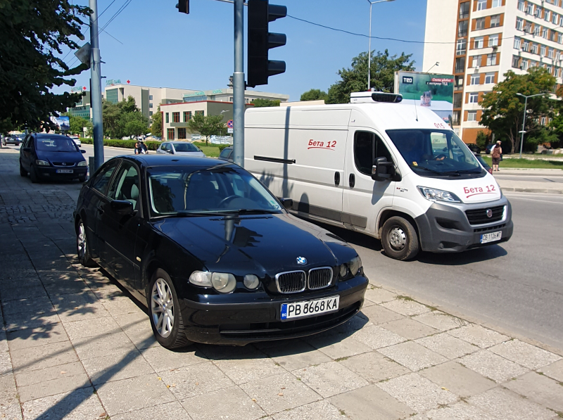 Автомобил запуши тротоара на възлово кръстовище край пловдивски мол