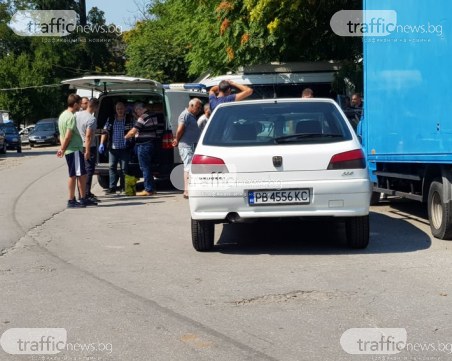 Полицейска акция до моста на Адата в Пловдив! Двама с белезници на земята
