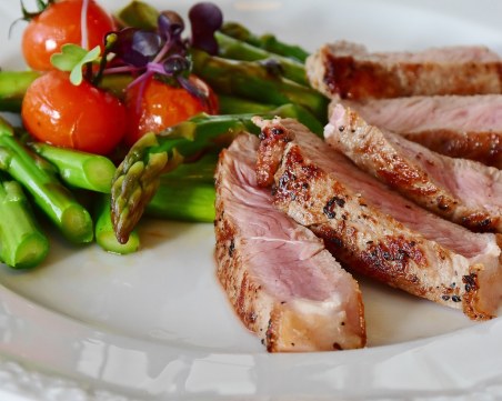 Без свинско, краставици и домати при 