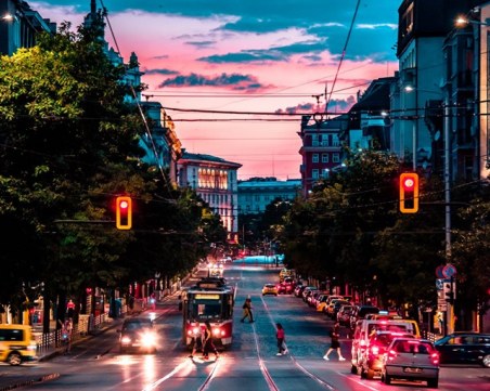 Етюд-и-те на София оживяват през обектива му, да разказваш истории с фотоапарат