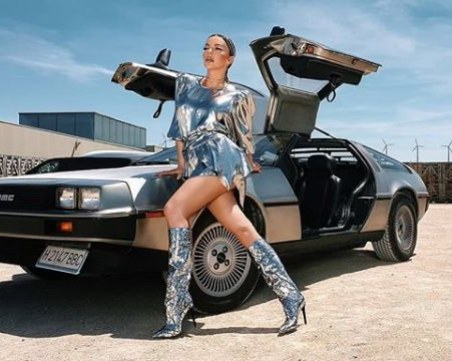 Галена яхна спортен автомобил De Lorean DMC-12, познат като машината на времето