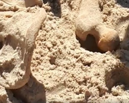 Изровените от деца кости на плажа в Китен може да са част от древен некропол