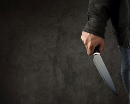 Мъж нападна с нож продавачка в магазин край Пловдив, искал я за жена