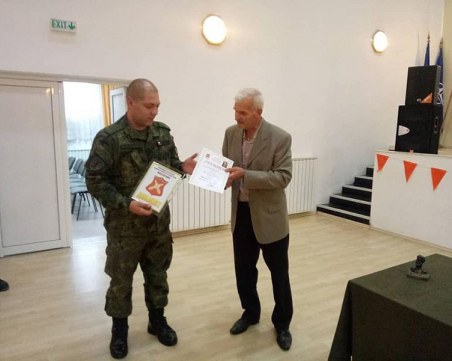 Наградиха с отличие за доблест ефрейтор Върбанов, който спаси дете от водопада 