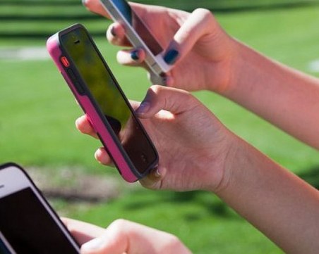 Половината тийнейджъри влизат в мрежата на всеки час, не се притесняват да общуват с непознати