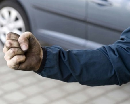 Превъртял мъж потроши сергии на пазара в Айтос, плаши хората със смърт