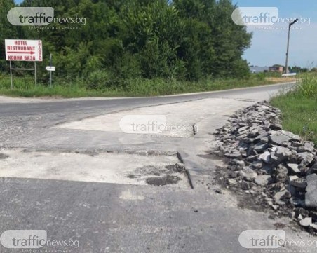 Разкопан пътен участък застрашава движението край Пловдив, шофьори преминават на магия