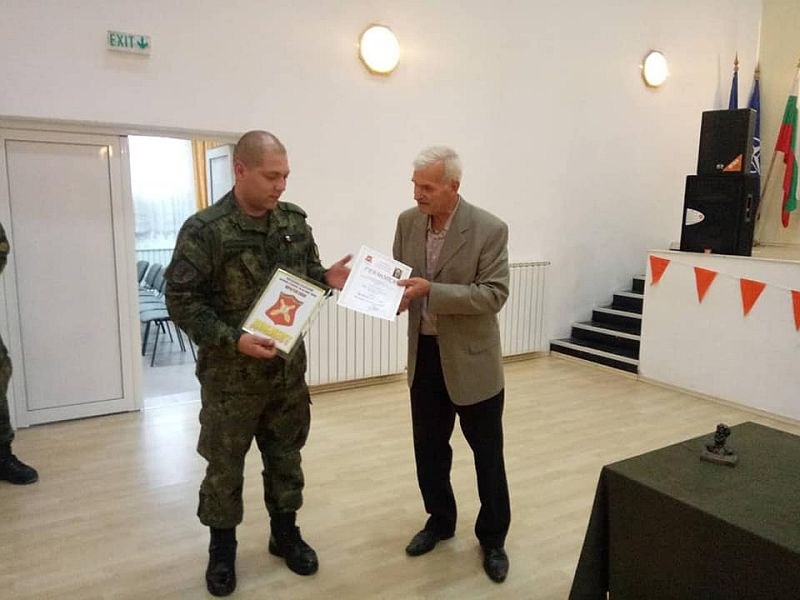 Наградиха с отличие за доблест ефрейтор Върбанов, който спаси дете от водопада 
