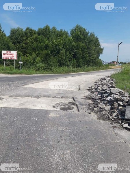 Разкопан пътен участък застрашава движението край Пловдив, шофьори преминават на магия