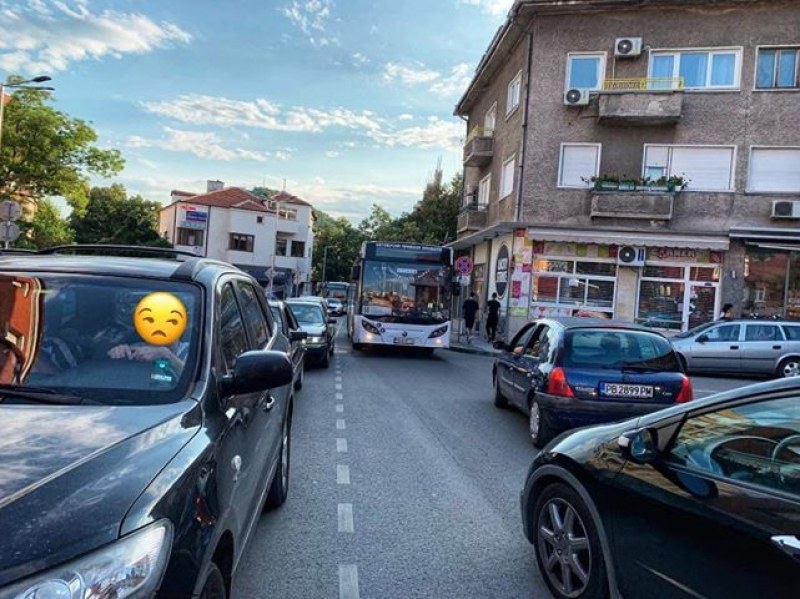 За автобусите в Пловдив няма правила! При задръстване - в насрещното