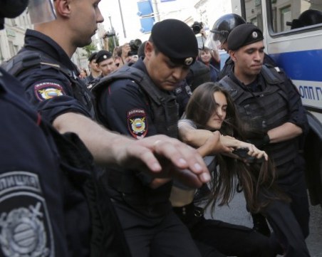 Масови арести в Москва по време на протест! Над 600 души с белезници