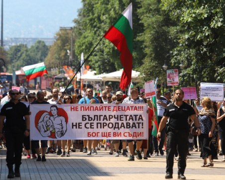 Родители на протест! Обявиха се срещу взимането на децата от социалните институции