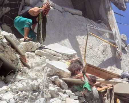 Малко момиченце опитва да спаси сестричката си от рушаща се сграда в Сирия